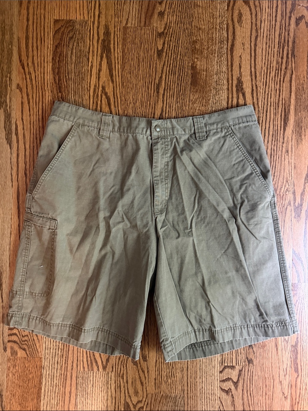 Columbia Men's Olive Green Cargo Shorts with Side Pocket